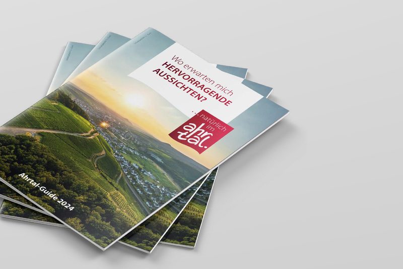 Ahrtal-Guide 2024: mehrere Exemplare des Gastgeberverzeichnisses übereinander